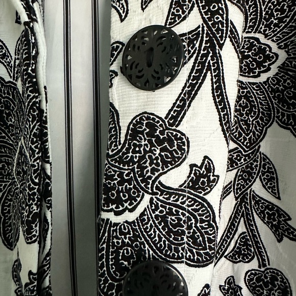 Chicos Size 2 Pleat-Black & White Patterned 3/4 Sleeve Jacket Women’s Size 12/14 - Picture 3 of 6